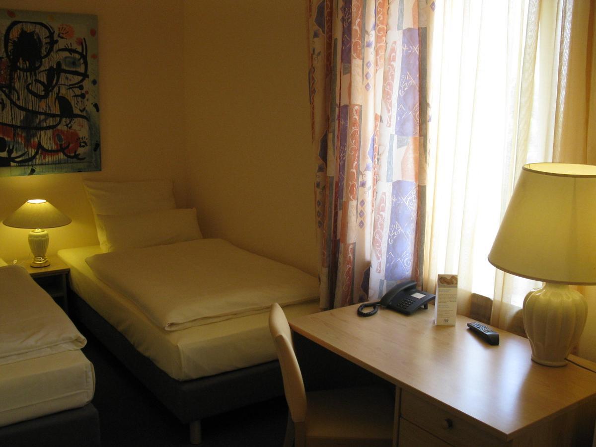 Loens Hotel Garni Garbsen Exterior photo