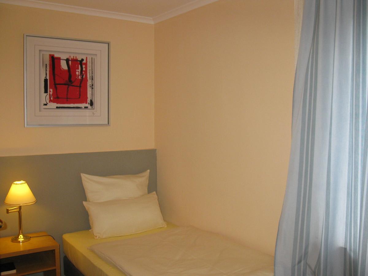 Loens Hotel Garni Garbsen Exterior photo